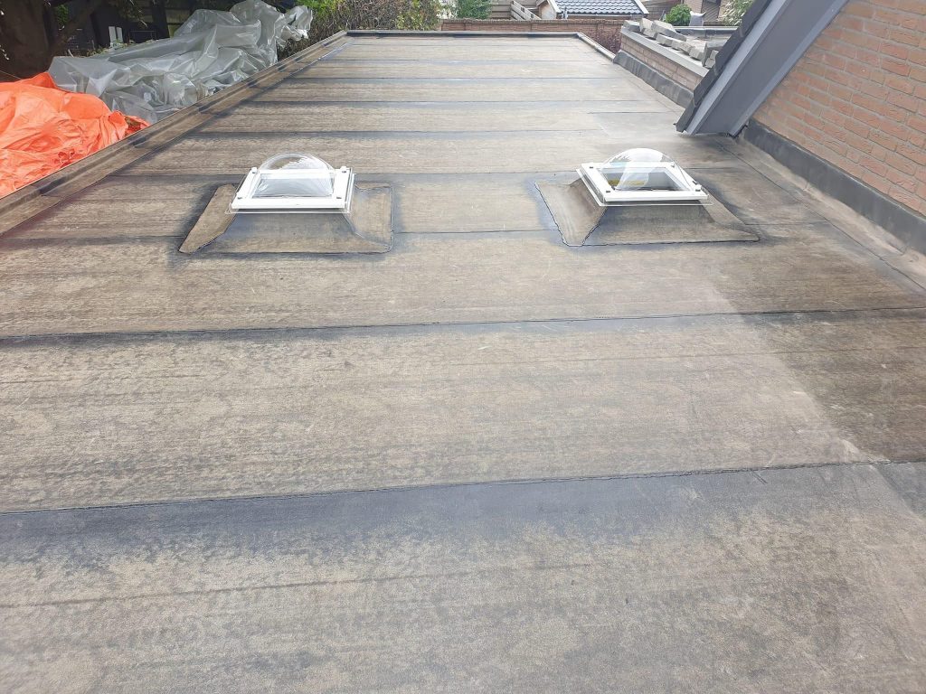 Plat dak opgeleverd met twee lichtkoepels — dakwerk door Van Mierlo Daken