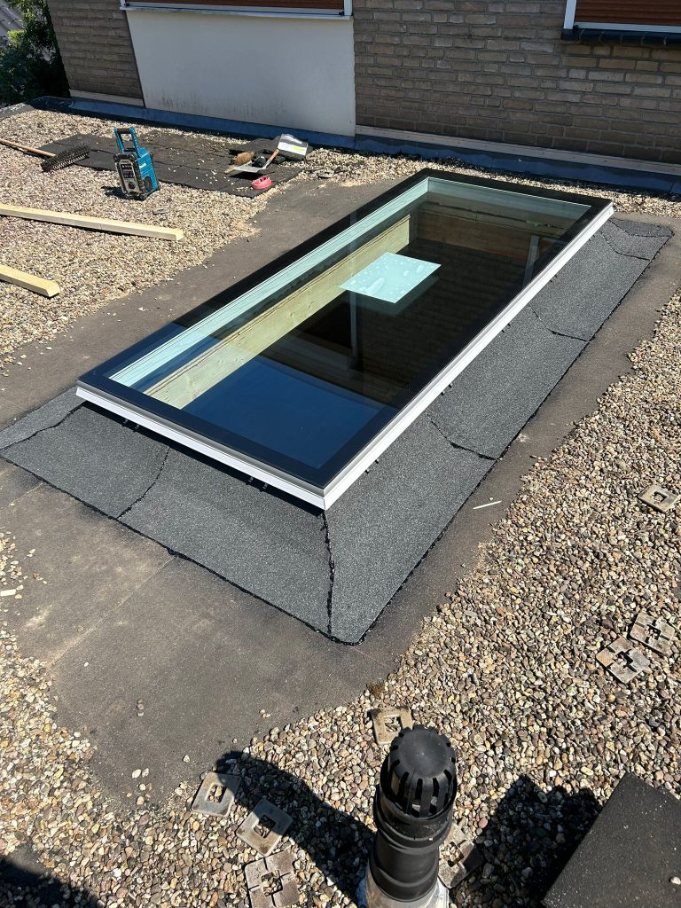 Lichtstraat geplaatst en waterdicht ingewerkt — dakwerk door Van Mierlo Daken