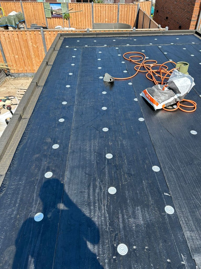 Onderlaag bitumen mechanisch bevestigd — dakwerk door Van Mierlo Daken