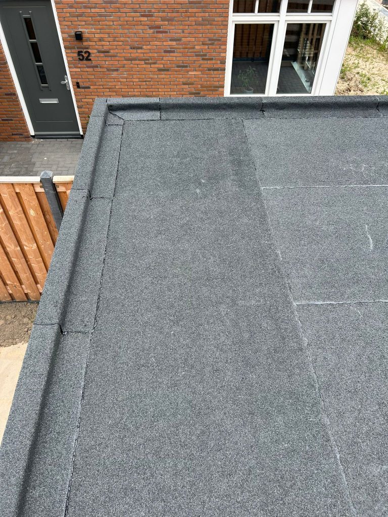 Strak afgewerkt bitumen dak met nette dakrand — dakwerk door Van Mierlo Daken