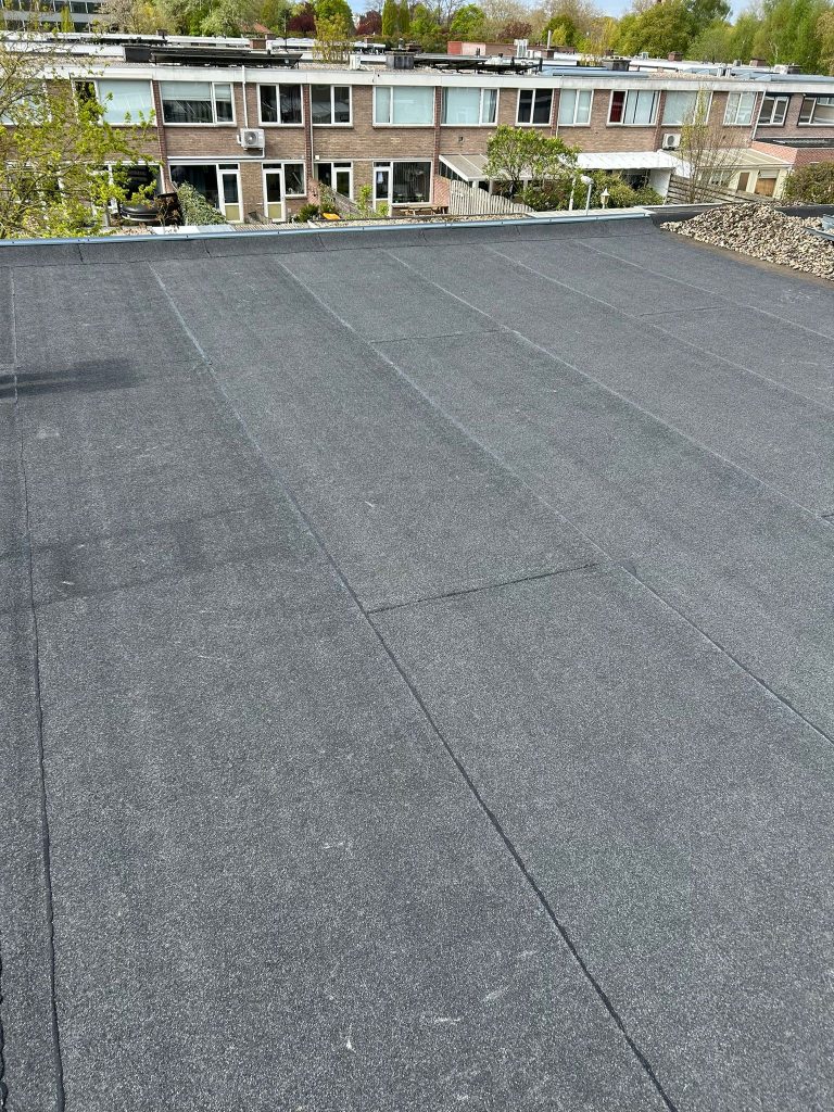 Groot plat dak, volledig vernieuwd — dakwerk door Van Mierlo Daken
